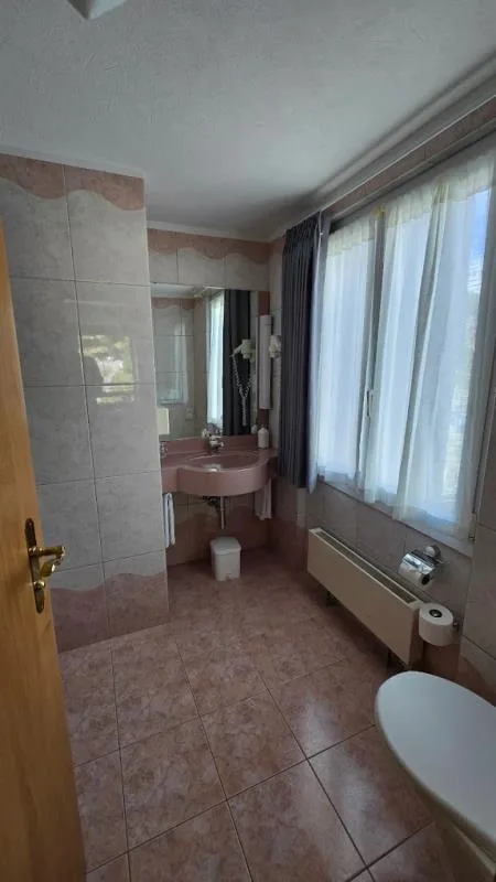 Lage - Lage - Lage! Sehr geräumige 3.5 Zimmerwohnung beim Alpin Exp...