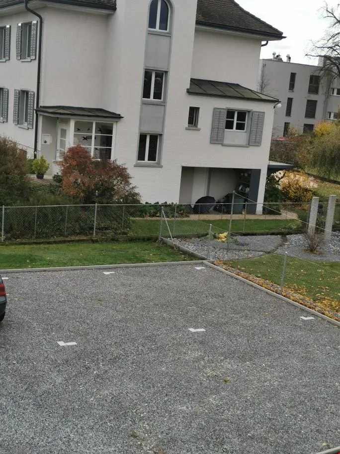 Grosszügiger Parkplatz - nahe Bahnhof