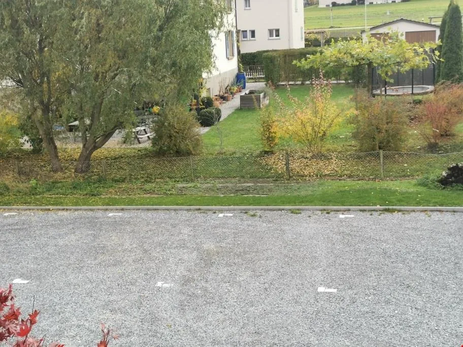 Grosszügiger Parkplatz - nahe Bahnhof