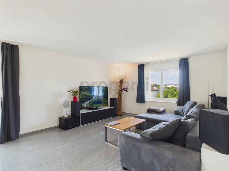 Sonniger Balkon/Wintergarten, zwei Garagenboxen und Partykeller zur...