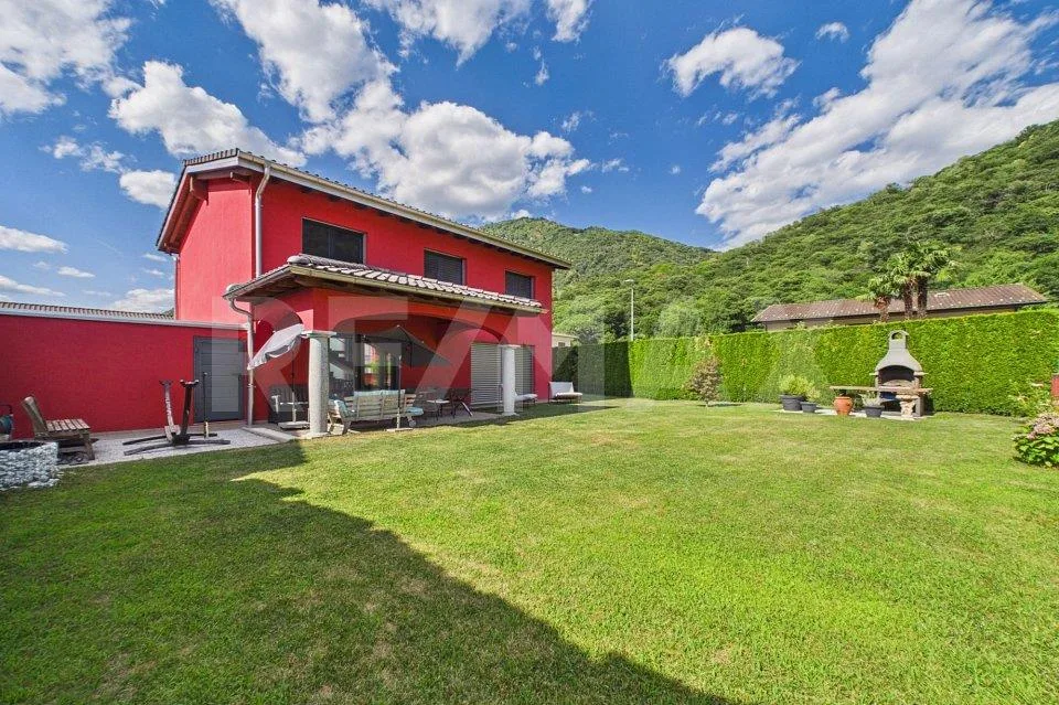 Comfort, spazio e qualità – elegante villetta indipendente con giar...