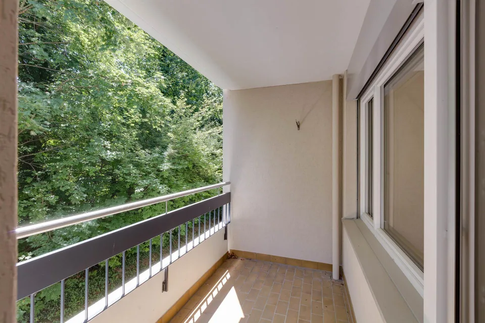 In a green and quiet residential area