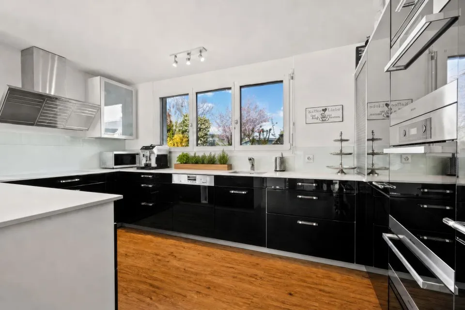 Ampia casa unifamiliare di 6,5 locali con piscina e serra – foto 4 di 29