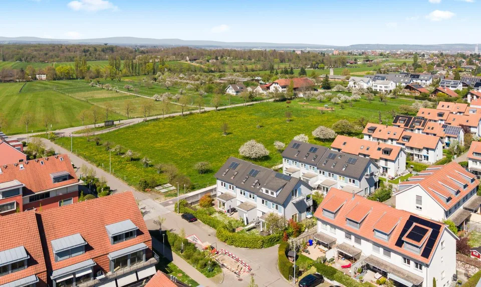 Charmantes Reiheneckhaus mit Garten in ruhiger Lage von Oberwil