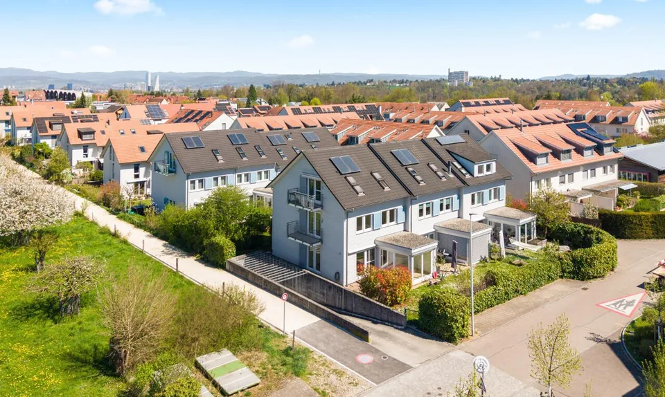 Charmantes Reiheneckhaus mit Garten in ruhiger Lage von Oberwil