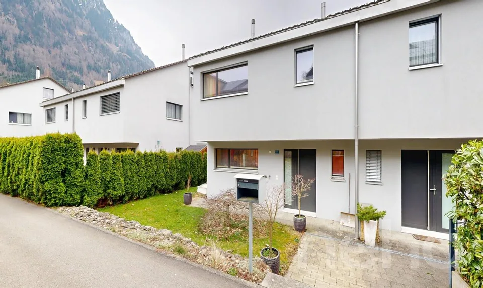 Grosszügiges Doppeleinfamilienhaus an familienfreundlicher Lage