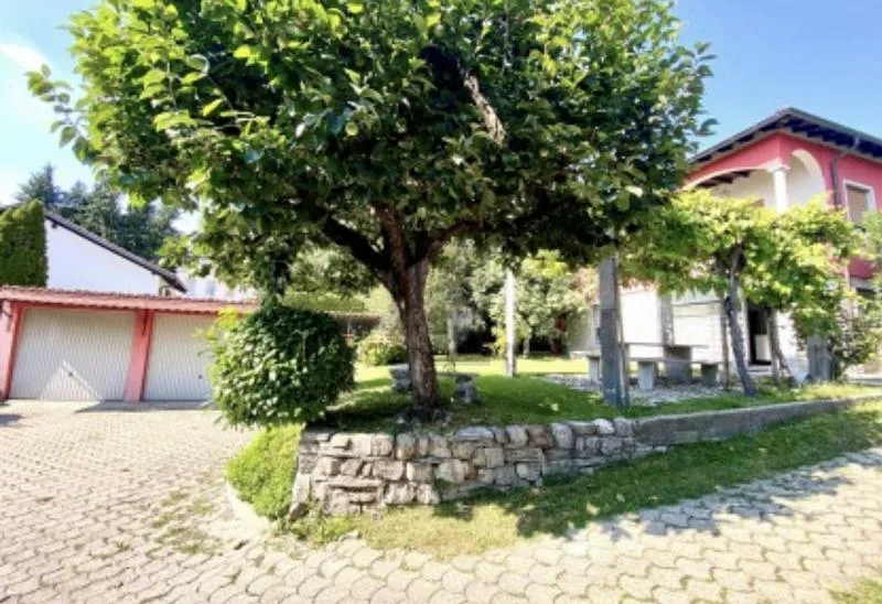 Einfamilien- oder Zweifamilienhaus mit Garten