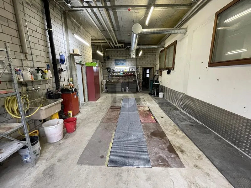 BÜRO, LAGER MIT ZWEI WOHNUNGEN