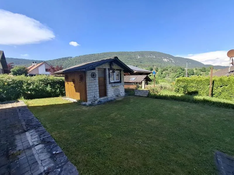 GERÄUMIG, RUHIG, VON GRÜN UMGE BEN