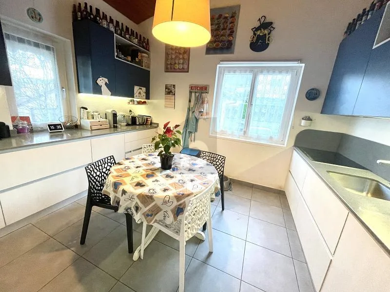 BIFAMILIARE MOLTO SPAZIOSA E LUMINOSA CON GIARDINO