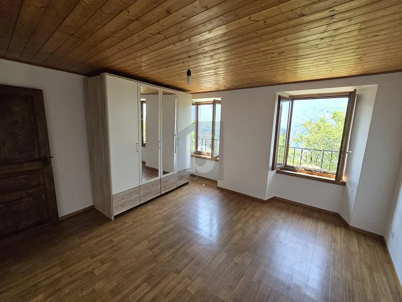 Sunny property with large garden