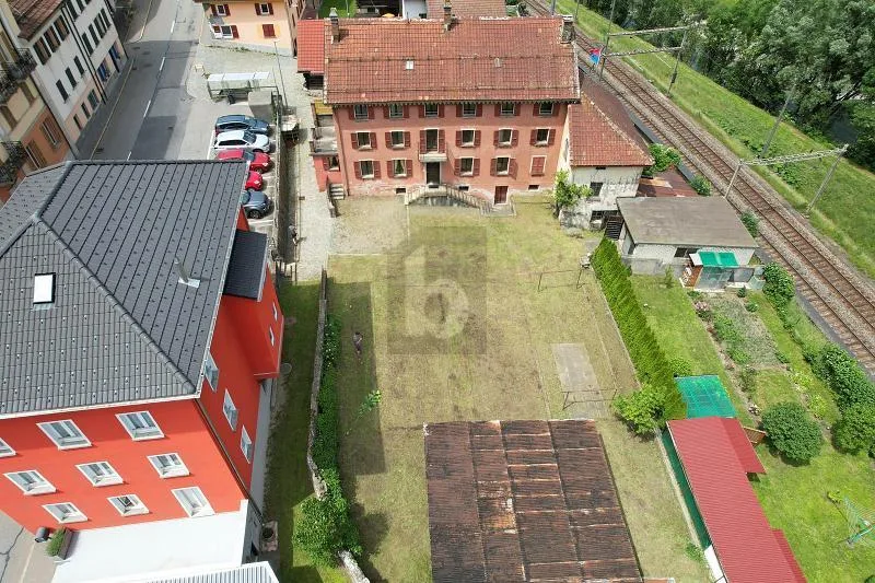 SPAZIOSA CON AMPIO GIARDINO DA RISTRUTTURARE