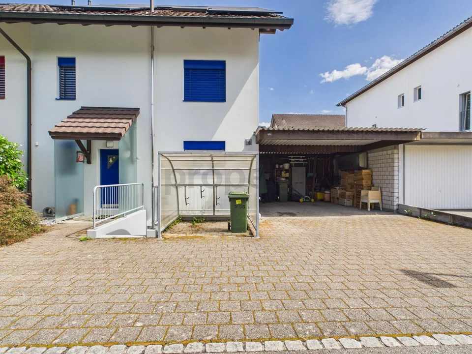 Gepflegtes Doppeleinfamilienhaus mit PV-Anlage und viel Platz an de...