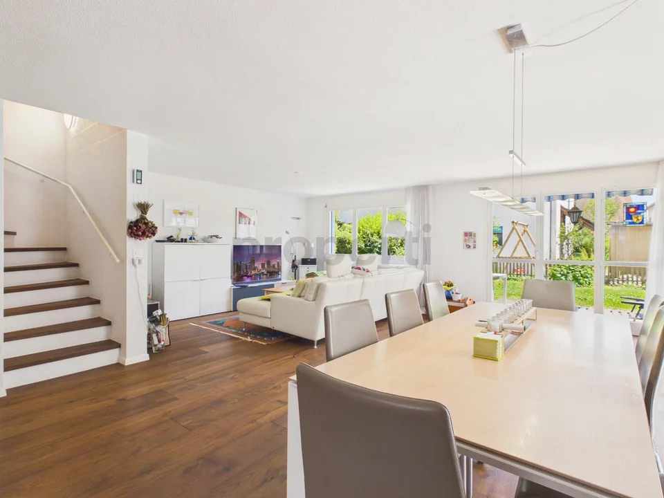 Gepflegtes Doppeleinfamilienhaus mit PV-Anlage und viel Platz an de...