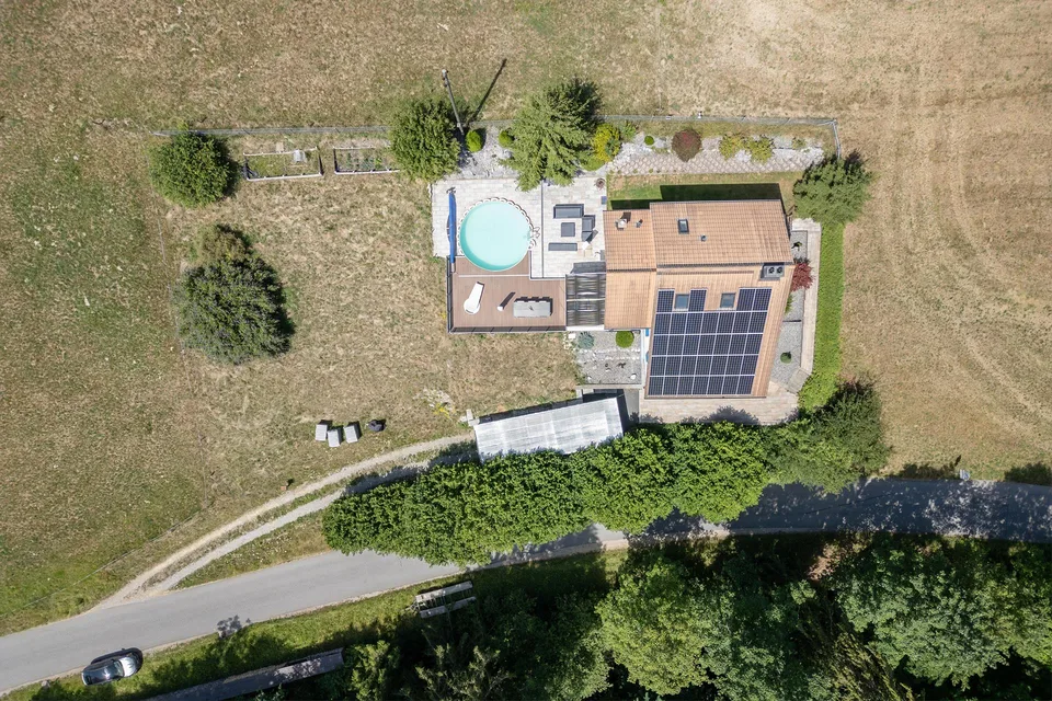 Freistehendes Einfamilienhaus mit Pool und viel Umschwung