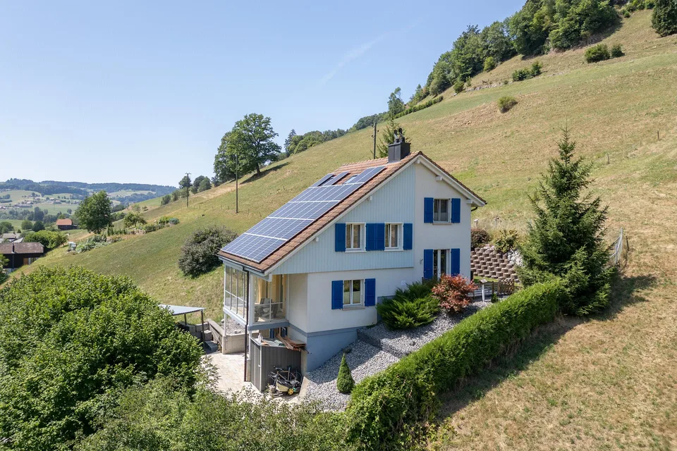 Freistehendes Einfamilienhaus mit Pool und viel Umschwung
