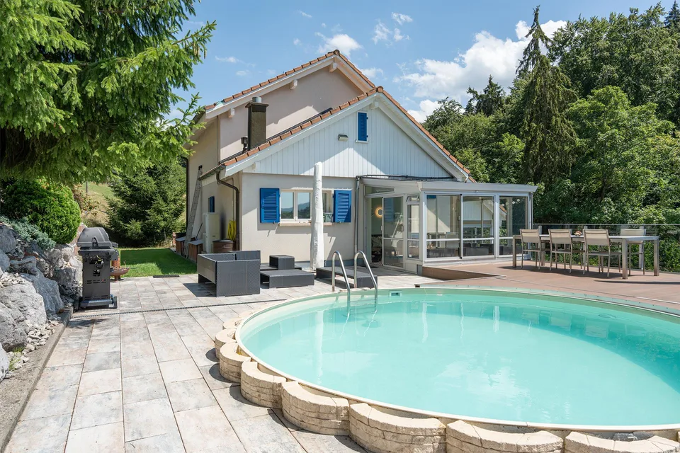 Freistehendes Einfamilienhaus mit Pool und viel Umschwung