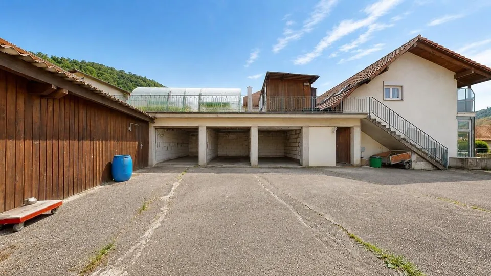 5.5-Zimmer-Einfamilienhaus mit Garagen und Schopf mit viel Potenzial