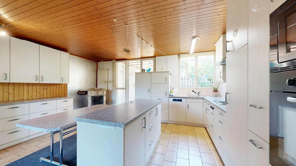 5.5-Zimmer-Einfamilienhaus mit Garagen und Schopf mit viel Potenzial