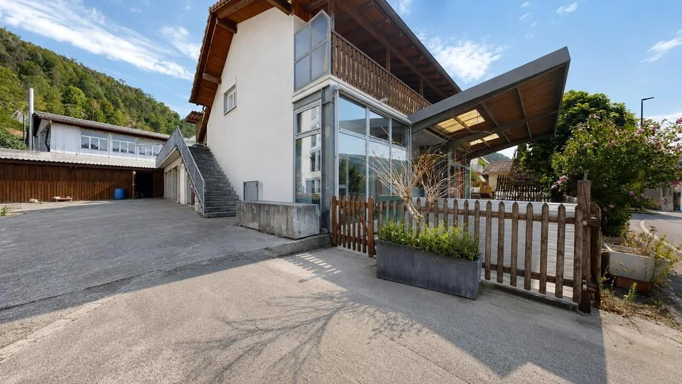 5.5-Zimmer-Einfamilienhaus mit Garagen und Schopf mit viel Potenzial