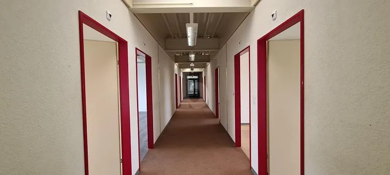 SPACIEUX, EN ZONE INDUSTRIELLE