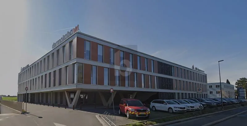 GRAND ESPACE, TRÈS BON EMPLACEMENT
