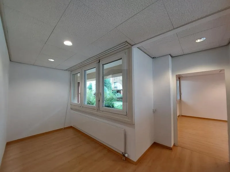 SOLIDE BÜROFLÄCHE IM ORTSKERN