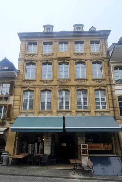 BUREAU AU CUR DE LA VIEILLE VILLE DE MORAT