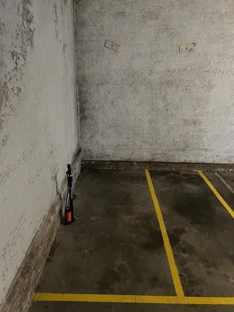 Überdachter Motorradparkplatz!