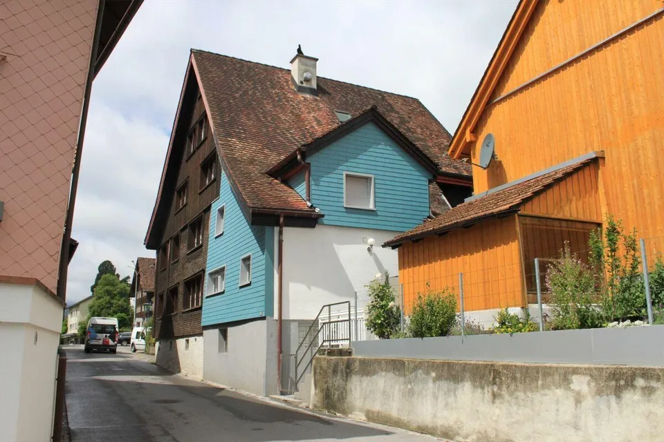 Liebevoll renovierte Wohnung an zentraler Lage im Erdgeschoss