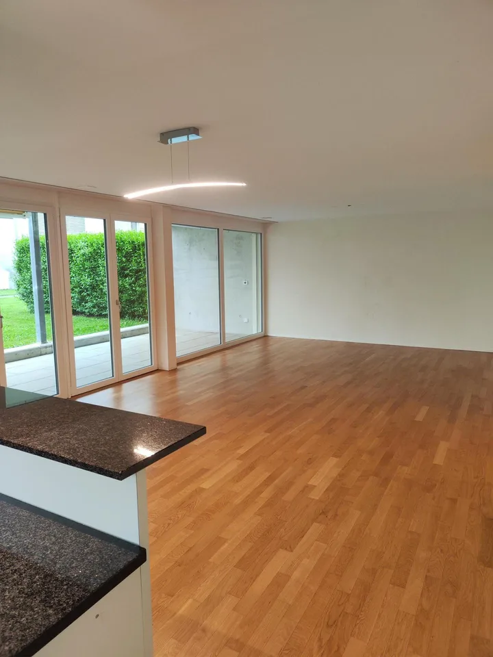 Moderne 3.5-Zimmer-Erdgeschosswohnung mit grosszügigem Sitzplatz