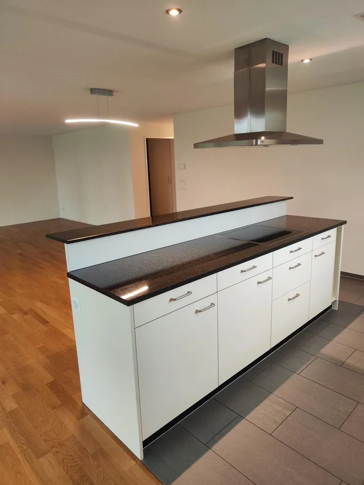 Moderne 3.5-Zimmer-Erdgeschosswohnung mit grosszügigem Sitzplatz