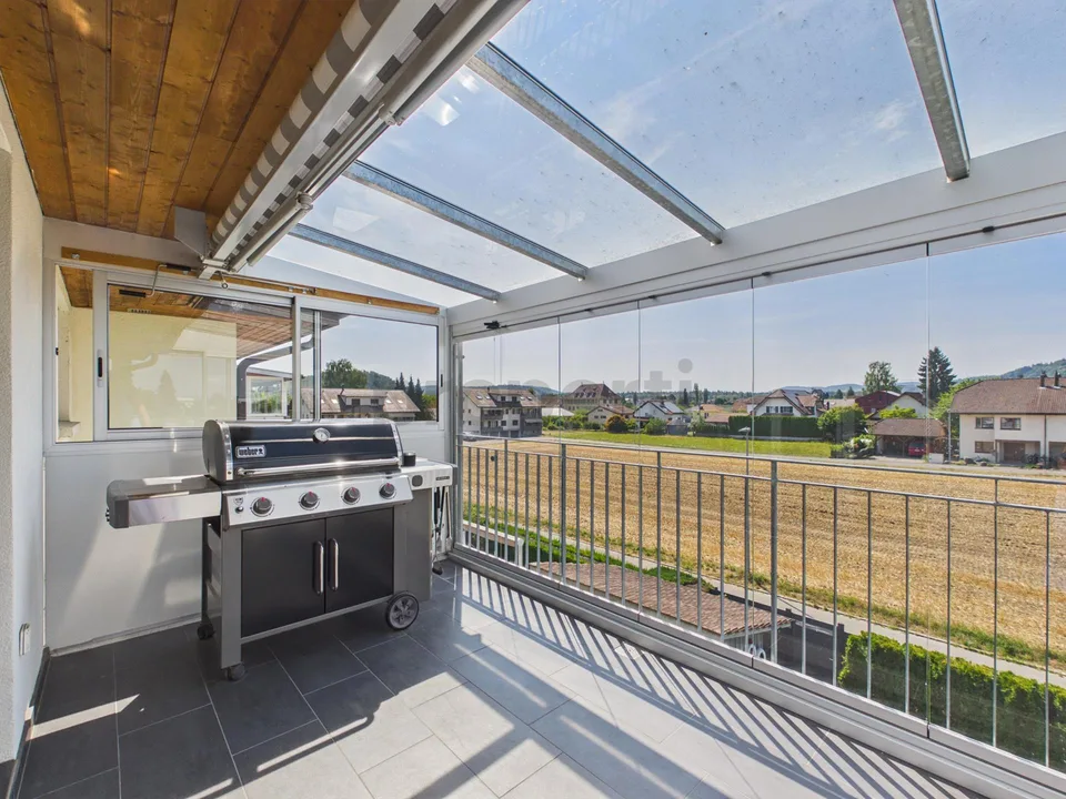 Sonniger Balkon/Wintergarten, zwei Garagenboxen und Partykeller zur...