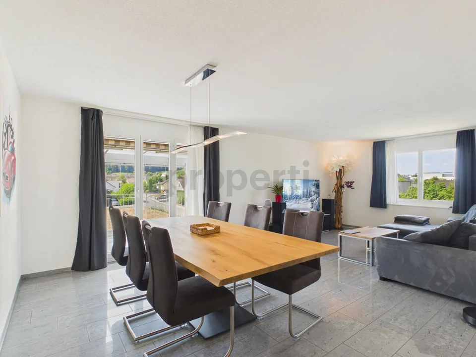 Sonniger Balkon/Wintergarten, zwei Garagenboxen und Partykeller zur...