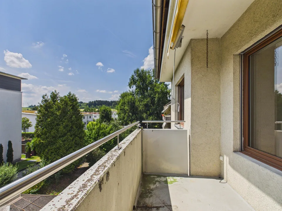Balcone soleggiato, posizione adatta alle famiglie e parcheggio privato incluso