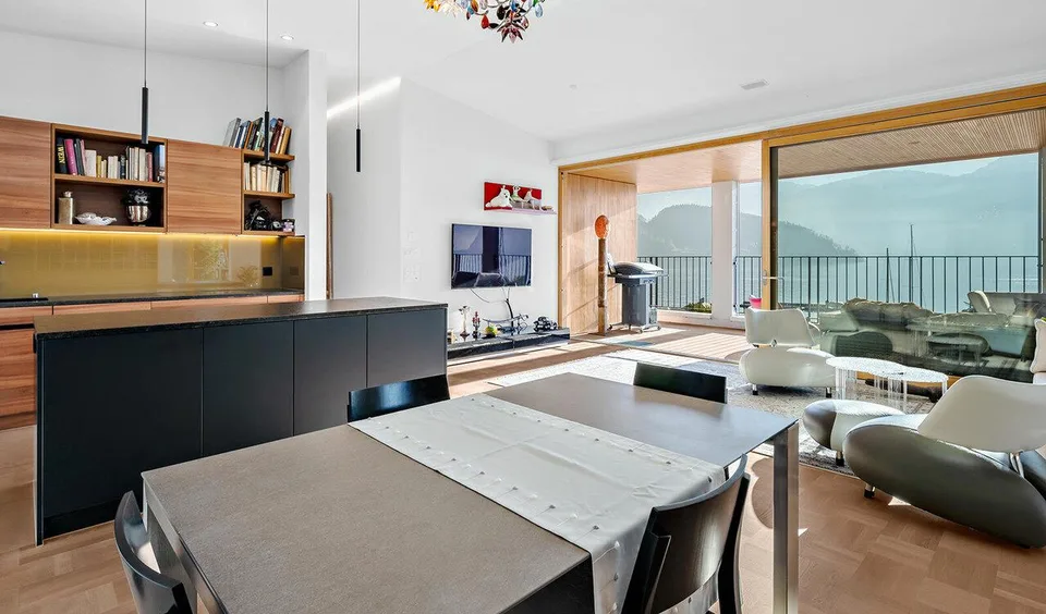 Appartamento attico con vista lago e alto comfort abitativo