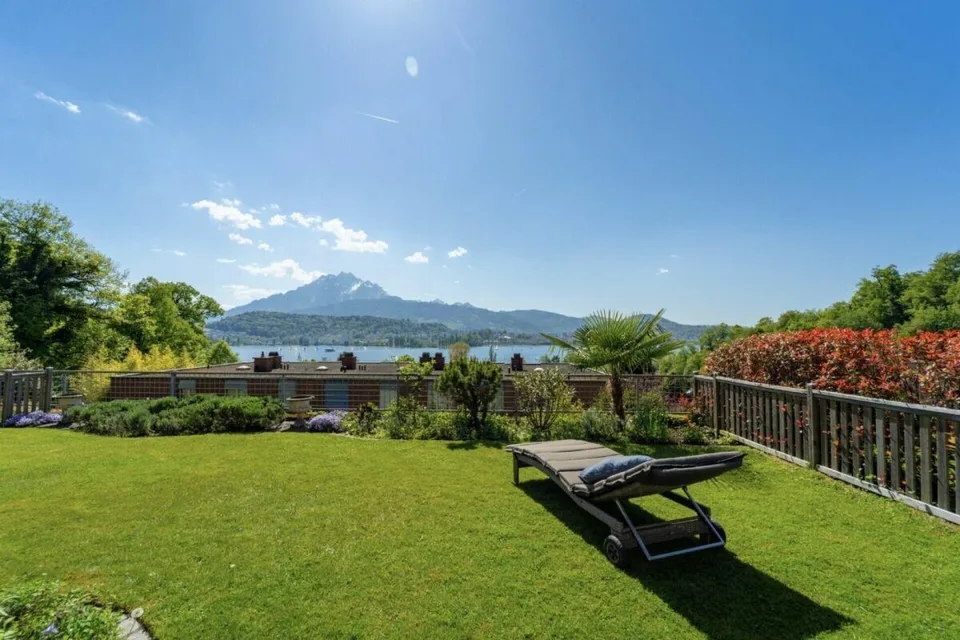 Logenplatz über dem Vierwaldstättersee, elegantes Reihenhaus-Juwel ...