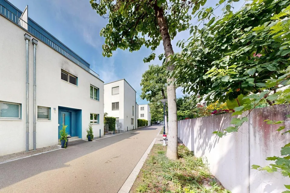 Casa angolare di 6.5 locali a Schlieren
