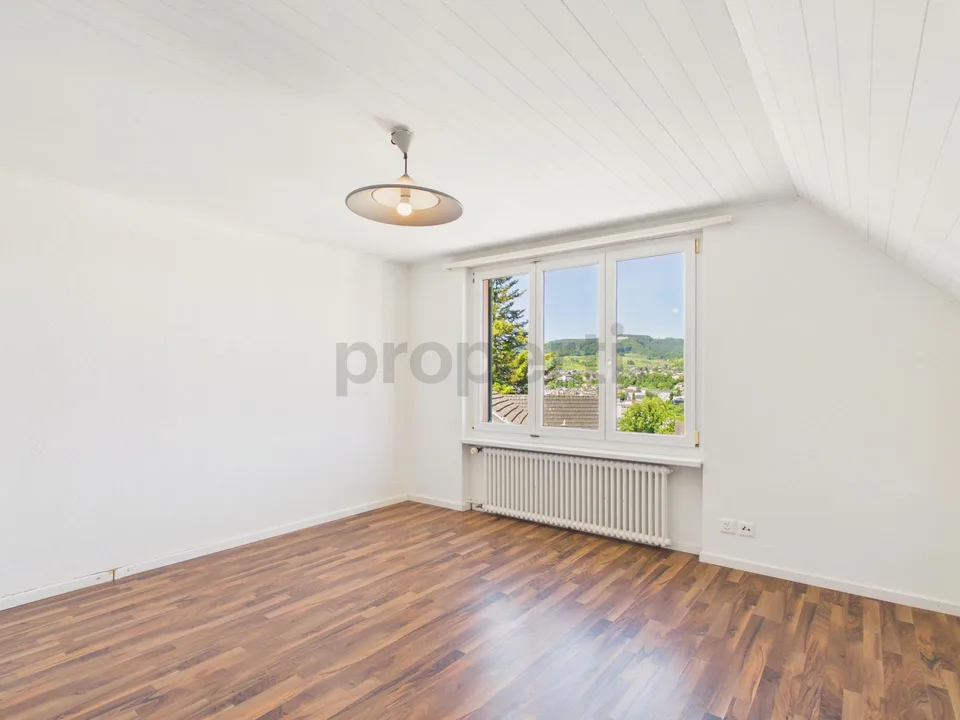 Helle 2-Zimmer-Dachgeschoss-Wohnung in Dorfzentrum von Füllinsdorf