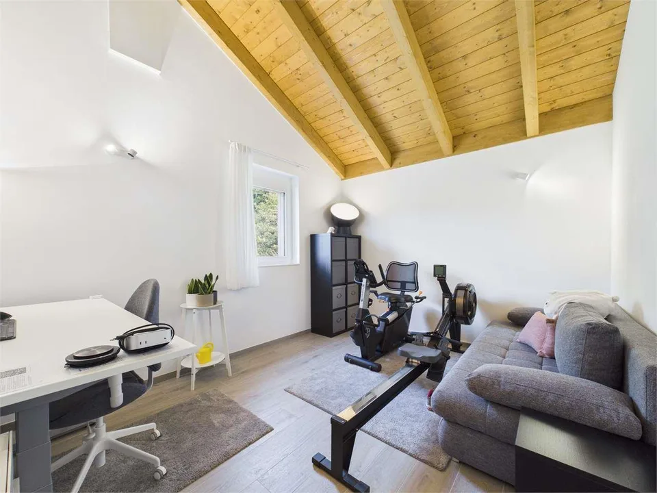 Moderne Villa mit großem Garten in Sant'Antonino – Foto 10 von 13