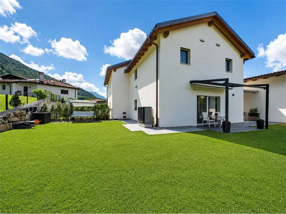 Moderne Villa mit großem Garten in Sant'Antonino – Foto 7 von 13