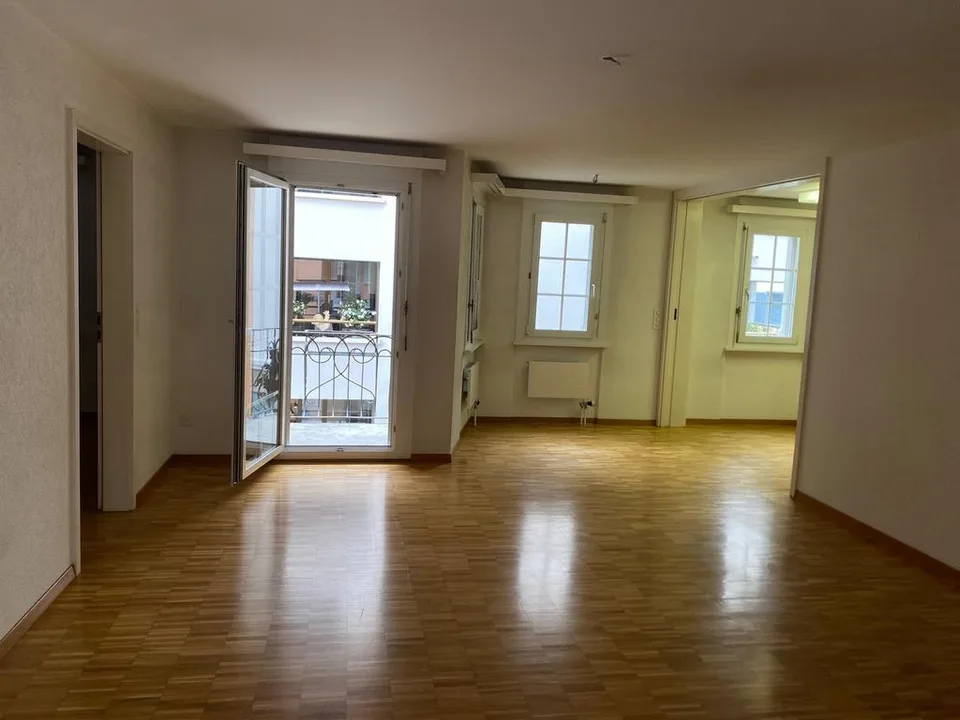 Helle Wohnung mit Balkon mitten im Dorfkern