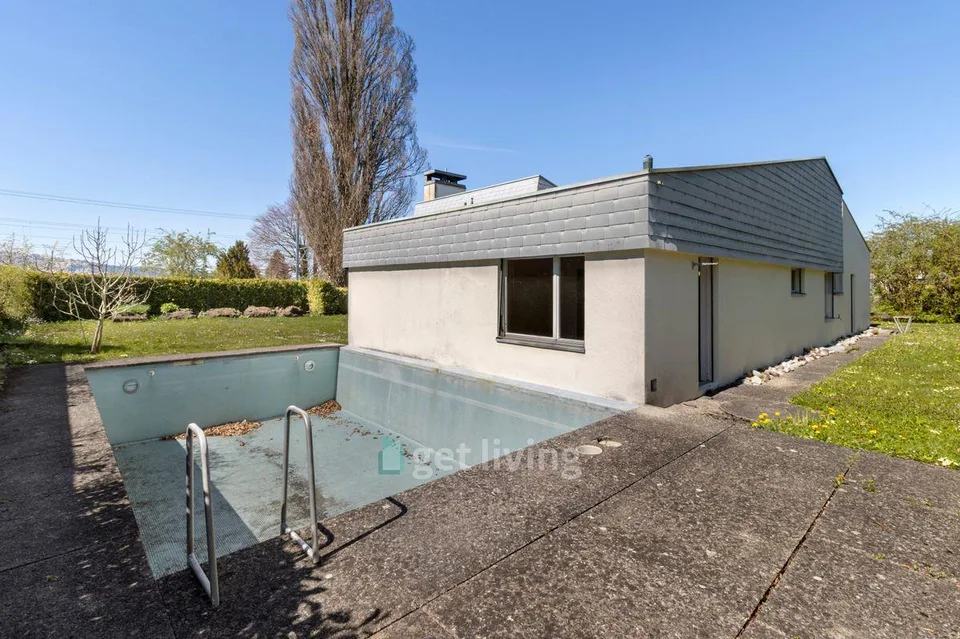 EINFAMILIENHAUS MIT POOL UND VIEL POTENTIAL