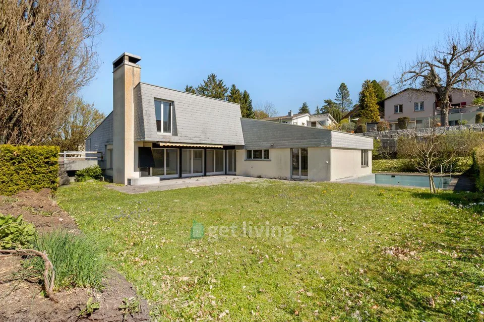 EINFAMILIENHAUS MIT POOL UND VIEL POTENTIAL
