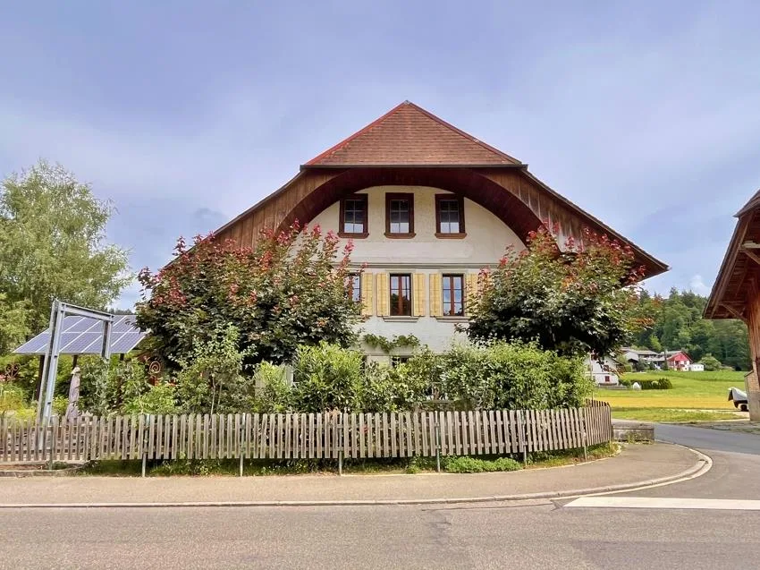 grosses Wohnhaus / eh. Restaurant mit Spycher