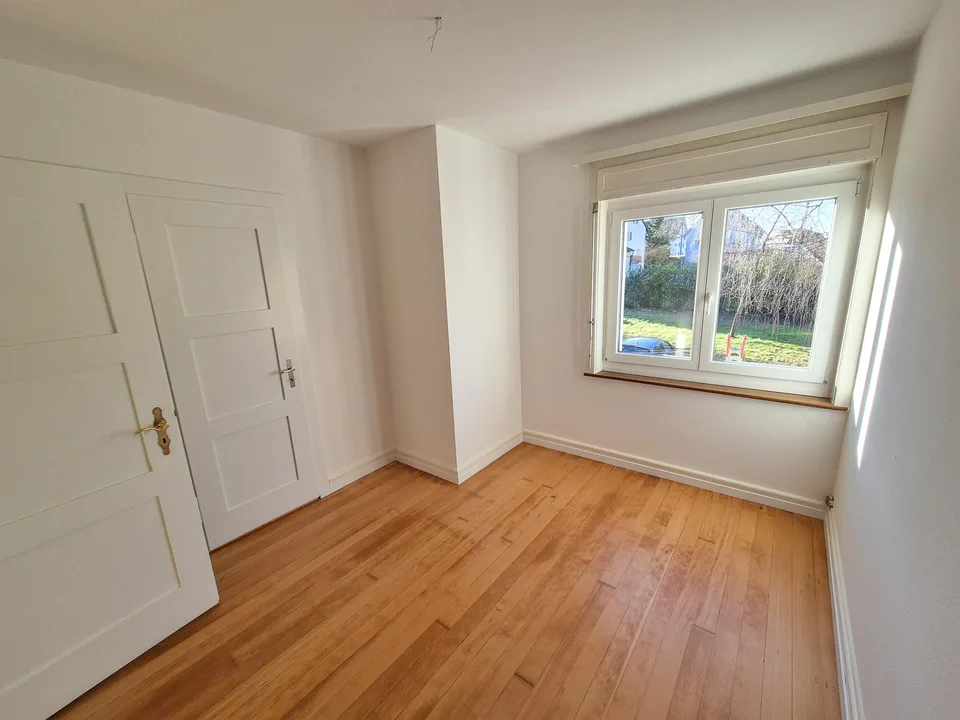 4-Zimmer Hochparterrewohnung neben dem Schulhaus