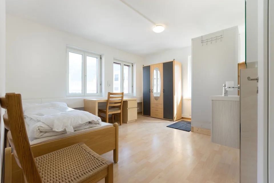 schönes, möbliertes Zimmer