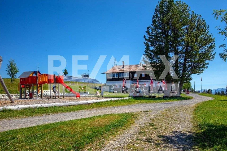 Traditioneller Berggasthof mit grosser Sonnenterrasse, am Panoramaw...