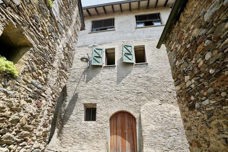 10-Zimmer-Dorfhaus mit Balkon, Innenhof und Traum-Aussicht   /  cas...
