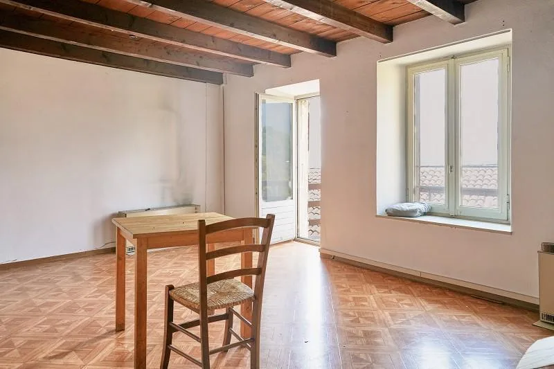 10-Zimmer-Dorfhaus mit Balkon, Innenhof und Traum-Aussicht   /  cas...